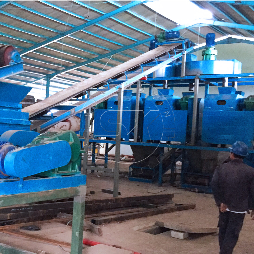 Dry granulation machine for compound fertilizer production