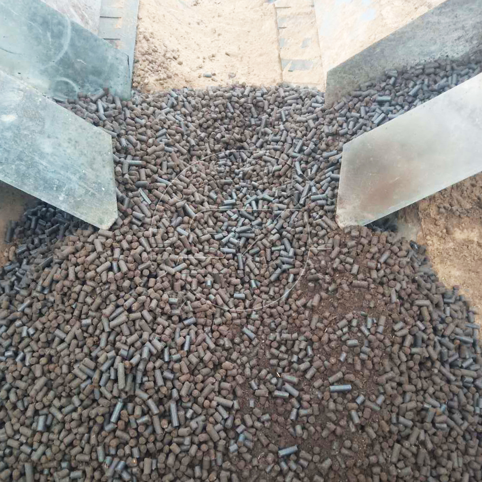 The fertilizer granules made by flat die granulator