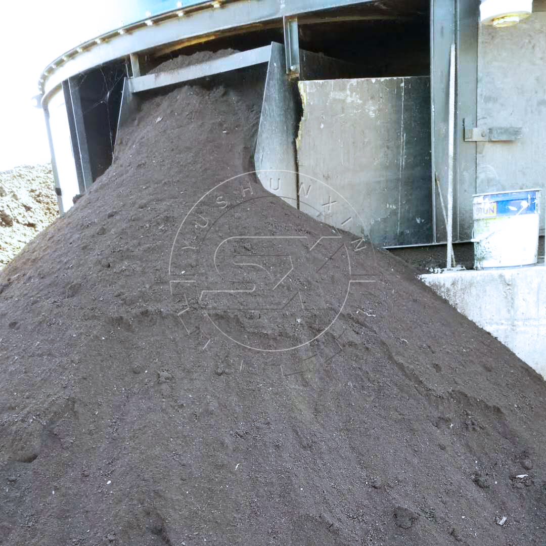 In-vessel fermentation tank discharging composted animal manure