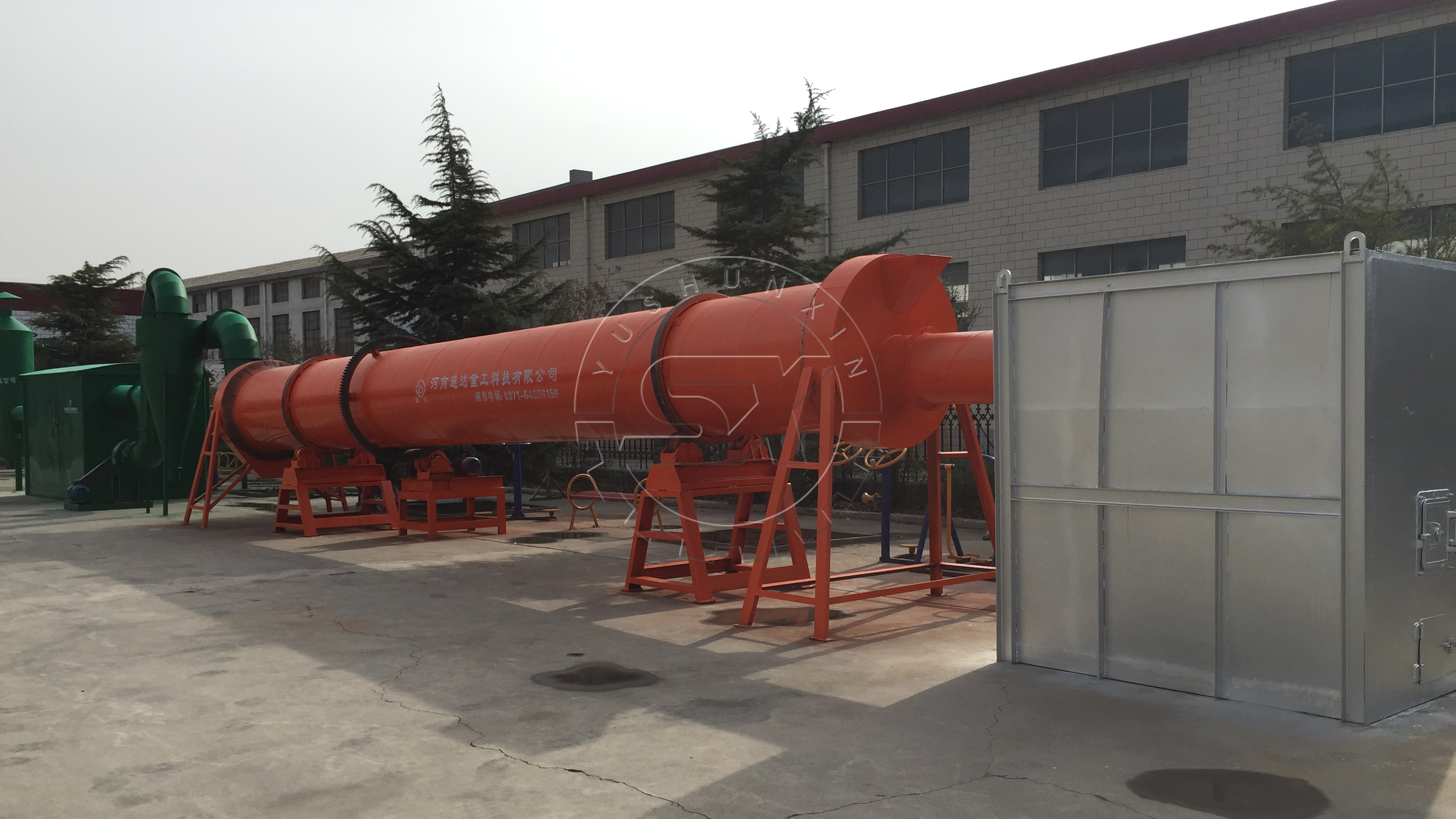 Rotary drum dryer with a dedusting room