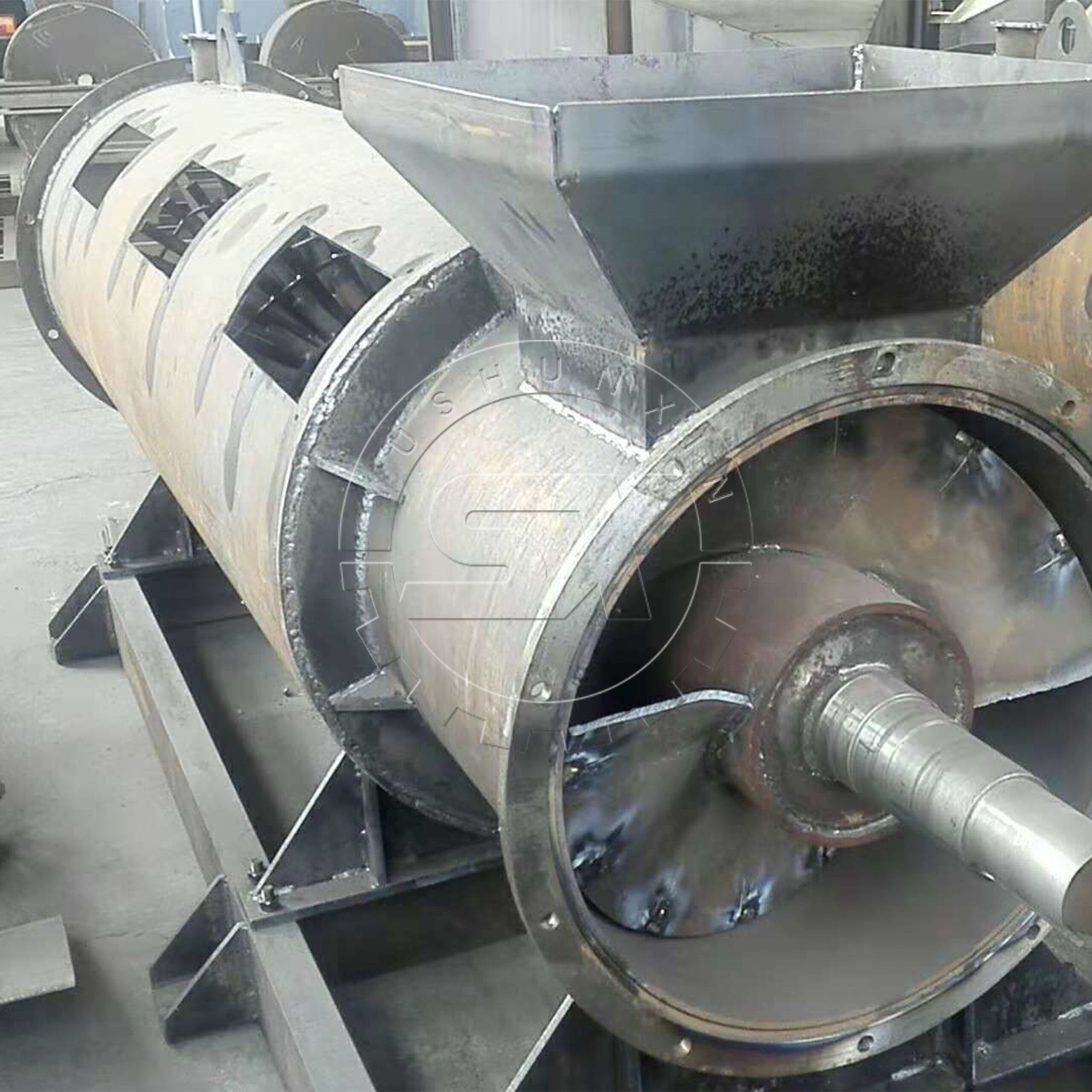 The body of rotary drum churning granulator