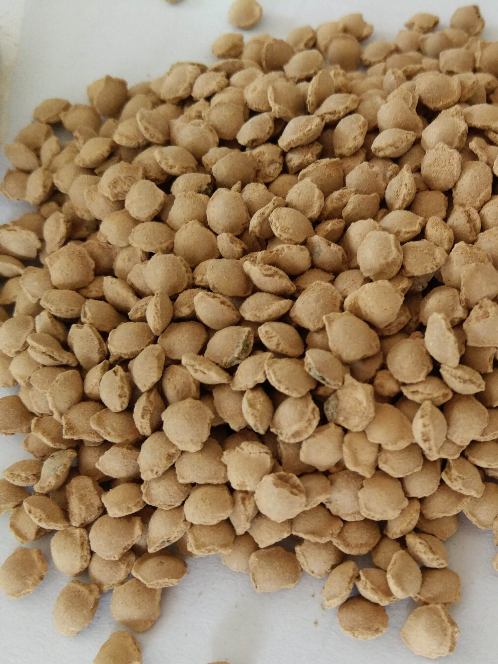 Bentonite fertilizer pellets