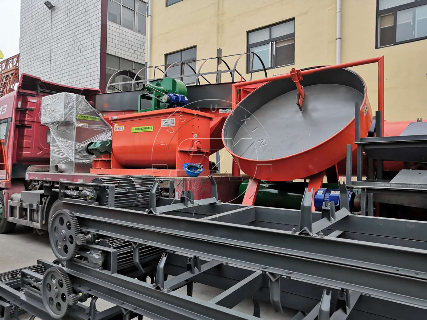 The delivery of cattle manure fertilizer production line